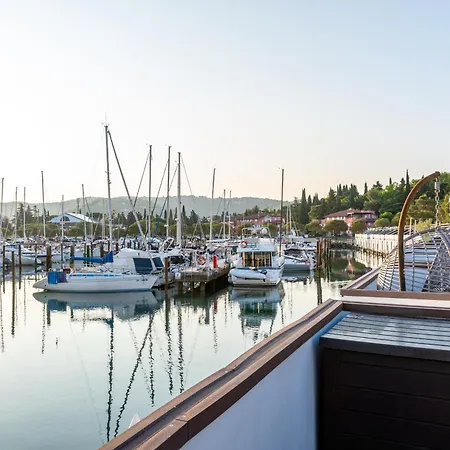 Sirena Lux Seahouse In Marina Portoroz, Beachfront With Terrace And Jacuzzi 船屋 *