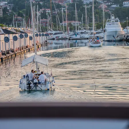 Sirena Lux Seahouse In Marina Portoroz, Beachfront With Terrace And Jacuzzi 波尔托罗