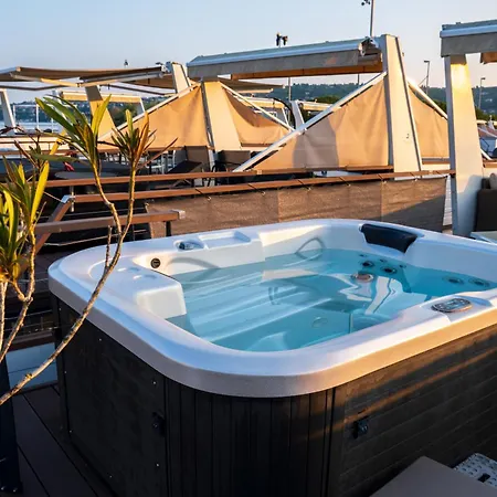 船屋 Sirena Lux Seahouse In Marina Portoroz, Beachfront With Terrace And Jacuzzi 波尔托罗