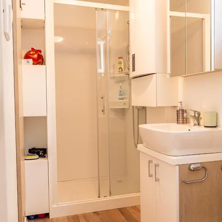 船屋 Sirena Lux Seahouse In Marina Portoroz, Beachfront With Terrace And Jacuzzi