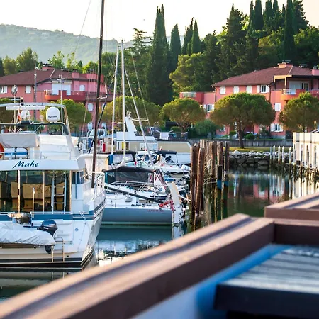 Sirena Lux Seahouse In Marina Portoroz, Beachfront With Terrace And Jacuzzi 船屋 *