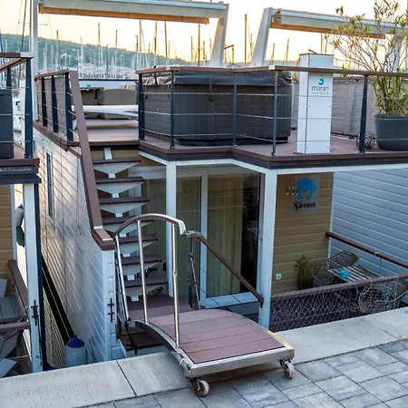 船屋 Sirena Lux Seahouse In Marina Portoroz, Beachfront With Terrace And Jacuzzi 波尔托罗