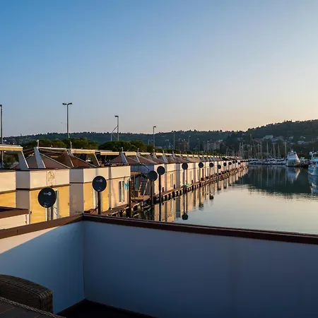 Sirena Lux Seahouse In Marina Portoroz, Beachfront With Terrace And Jacuzzi 船屋 *