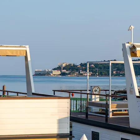 Sirena Lux Seahouse In Marina Portoroz, Beachfront With Terrace And Jacuzzi 船屋